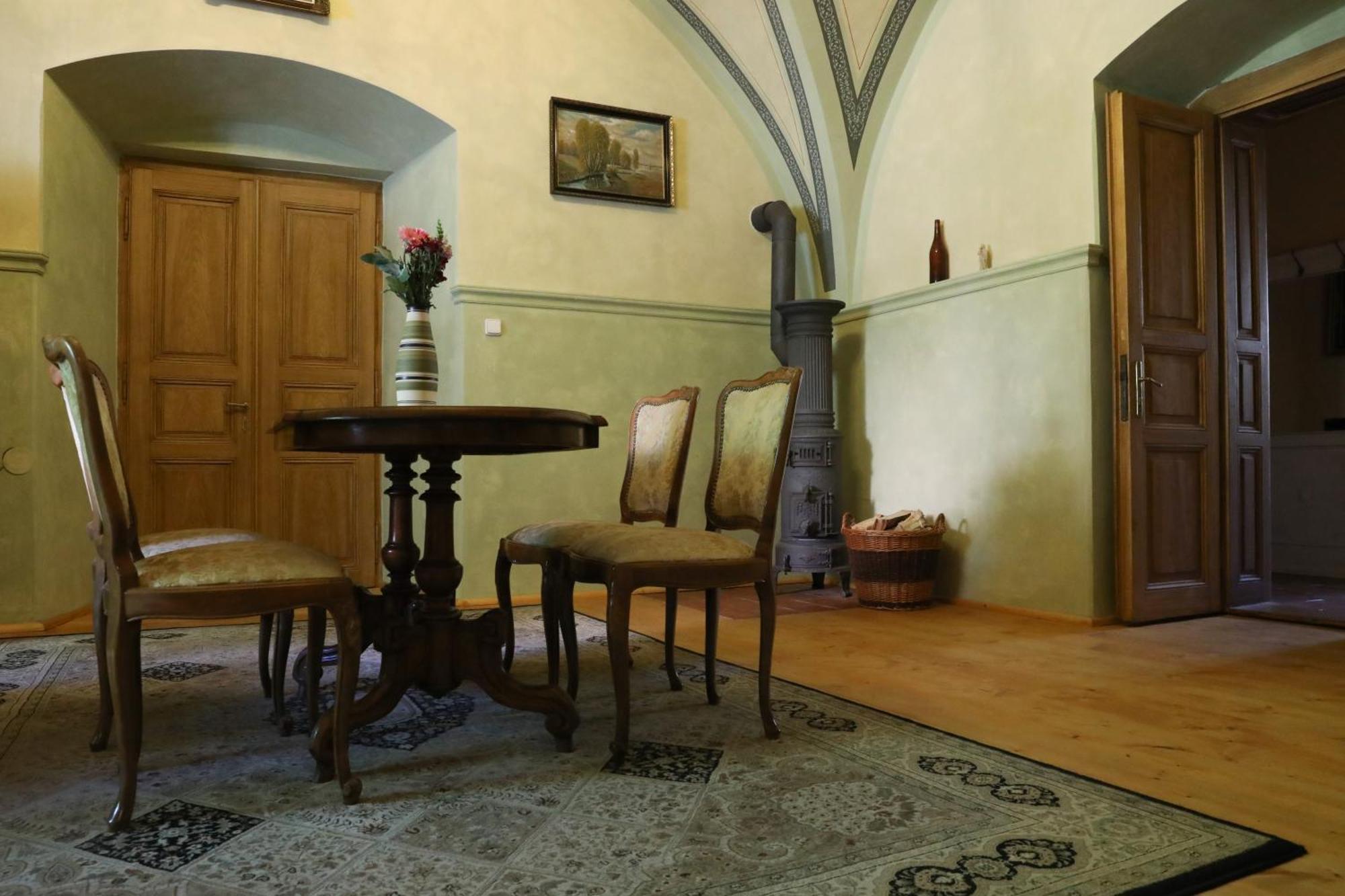 Historicke Apartmany Zelenohorska Posta Nepomuk Luaran gambar