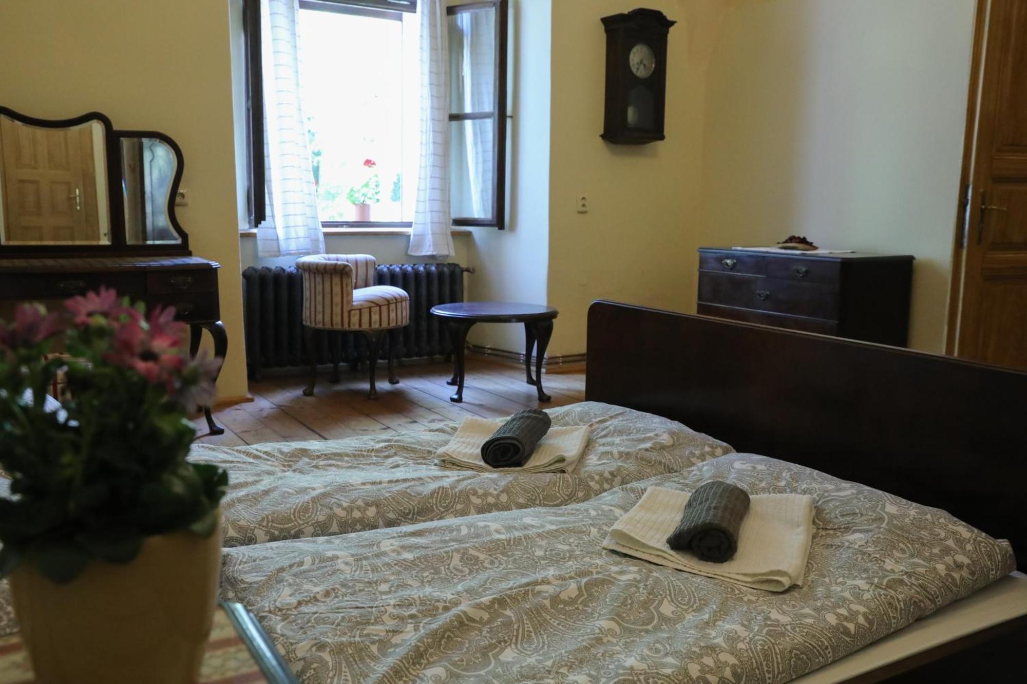 Historicke Apartmany Zelenohorska Posta Nepomuk Luaran gambar